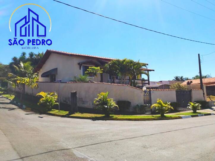 Belíssima casa no Bairro Colinas de São Pedro