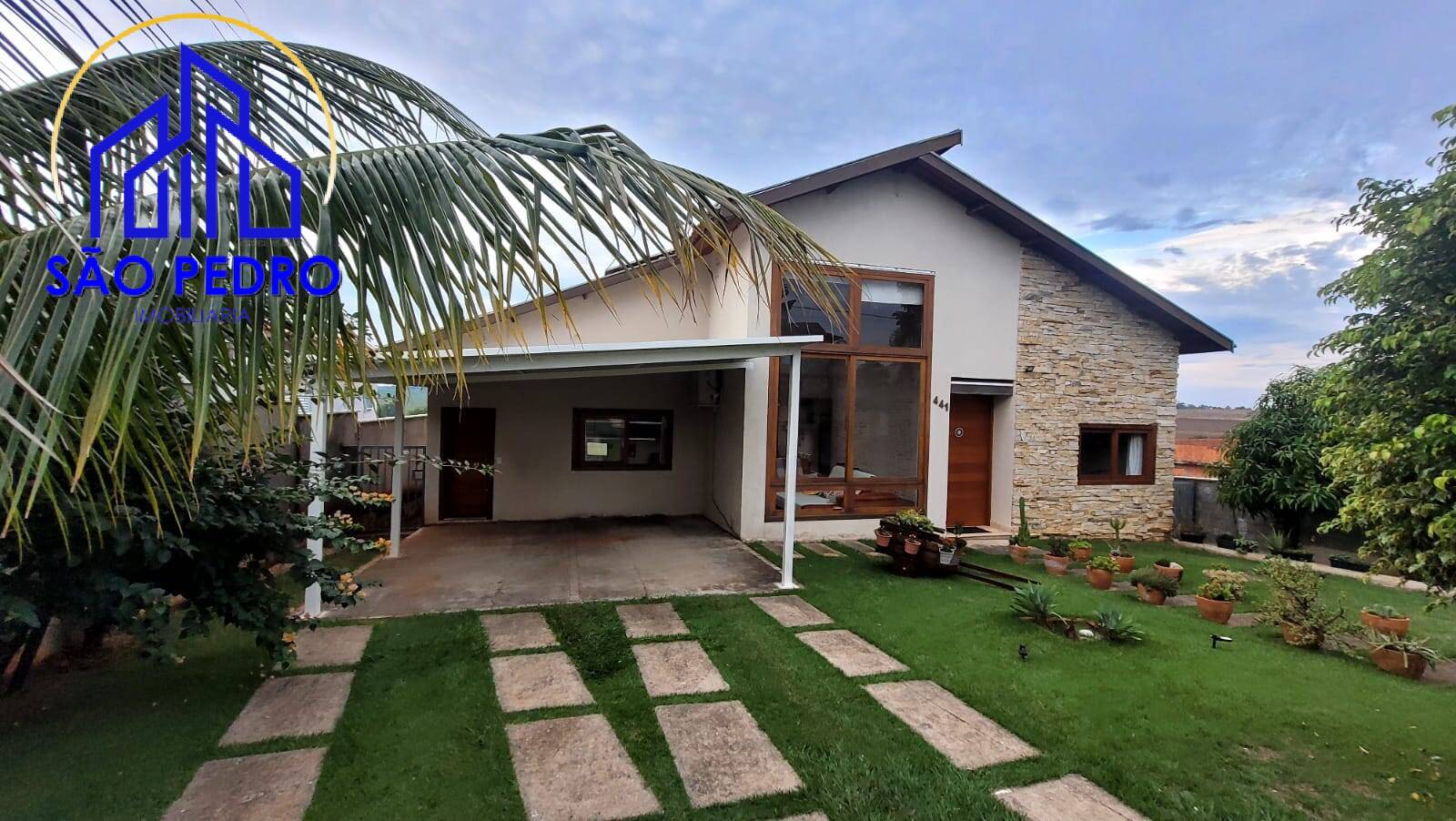 Casa à venda com 4 quartos, 272m² - Foto 1